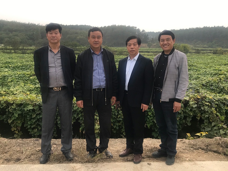 “黑老虎”农化服务团队（章高虎右2）和贾荣汉（左2）合影。